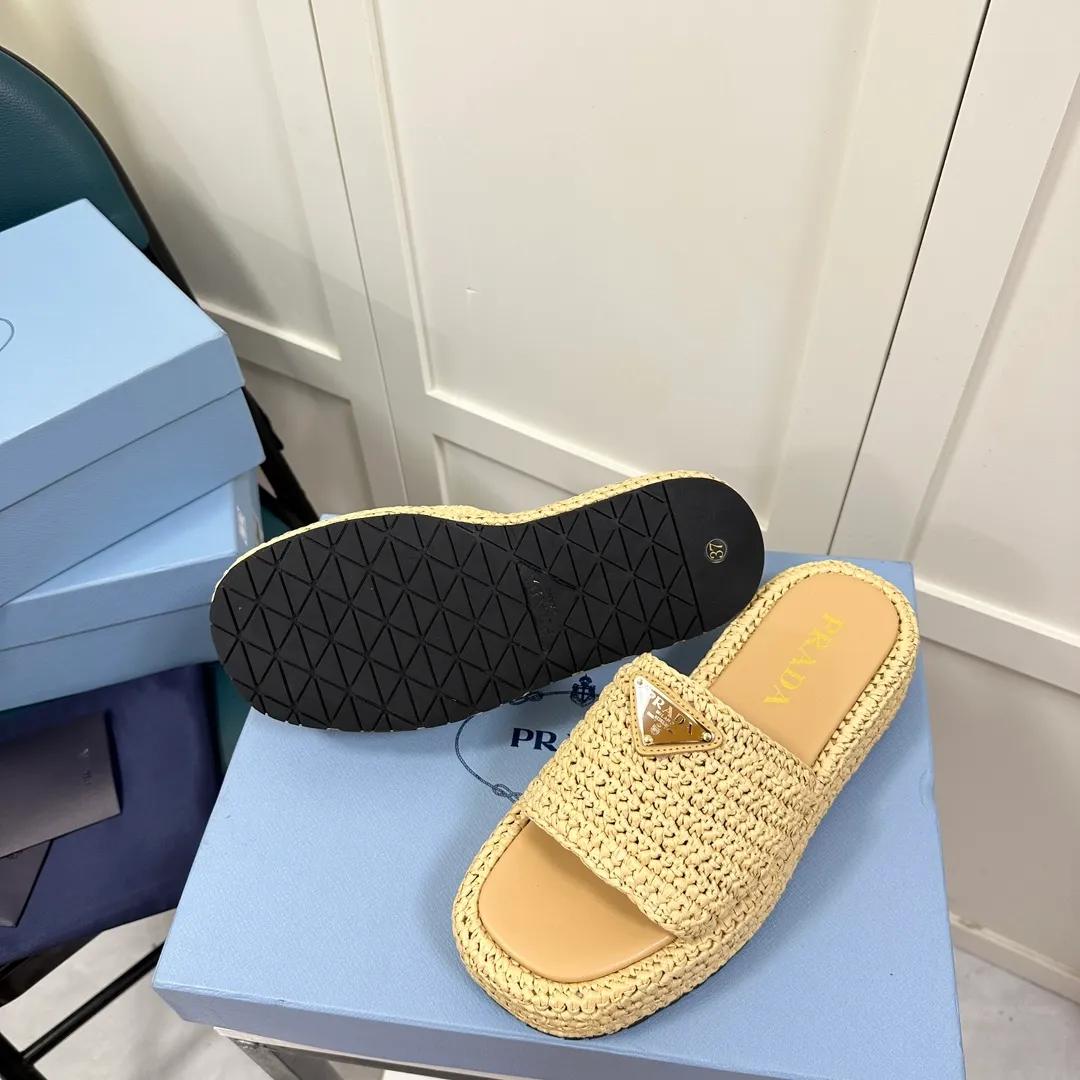 👟👟Ex-factory price 420👟👟 Prada’s new woven shoes and straw slippers! This year's popular straw series, lazy people's must-have slippers, look so good on your feet! ●Material: original uniform grass weave ●Inner padding: sheepskin lining ●Outsole: rubber outsole ●Number of yards: 35～40 (40 41 customized)